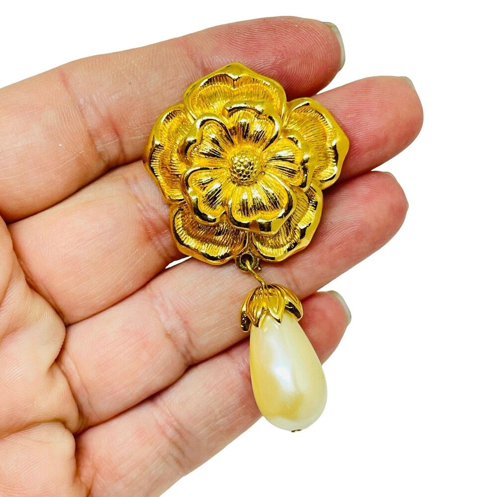 AVON signed vintage gold tone pearl flower designer pendant enhancer - Picture 2 of 5
